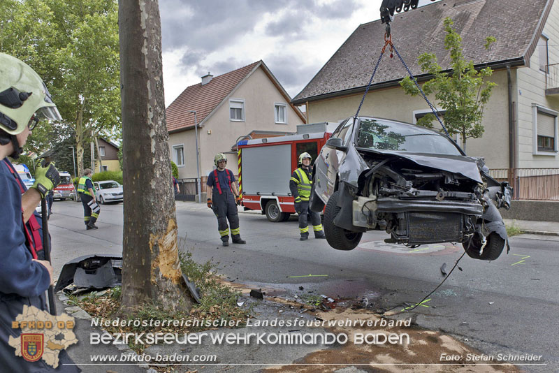 20240805_Pkw prallt in 30er Zone gegen Baum in Traiskirchen - Personenrettung    Foto: Stefan Schneider BFKDO BADEN