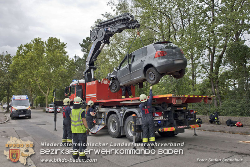 20240805_Pkw prallt in 30er Zone gegen Baum in Traiskirchen - Personenrettung    Foto: Stefan Schneider BFKDO BADEN