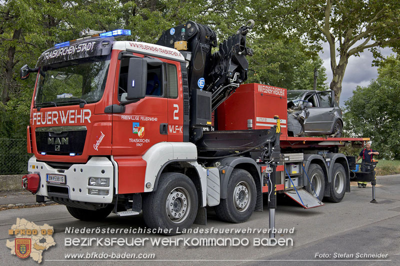 20240805_Pkw prallt in 30er Zone gegen Baum in Traiskirchen - Personenrettung    Foto: Stefan Schneider BFKDO BADEN