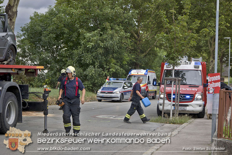 20240805_Pkw prallt in 30er Zone gegen Baum in Traiskirchen - Personenrettung    Foto: Stefan Schneider BFKDO BADEN