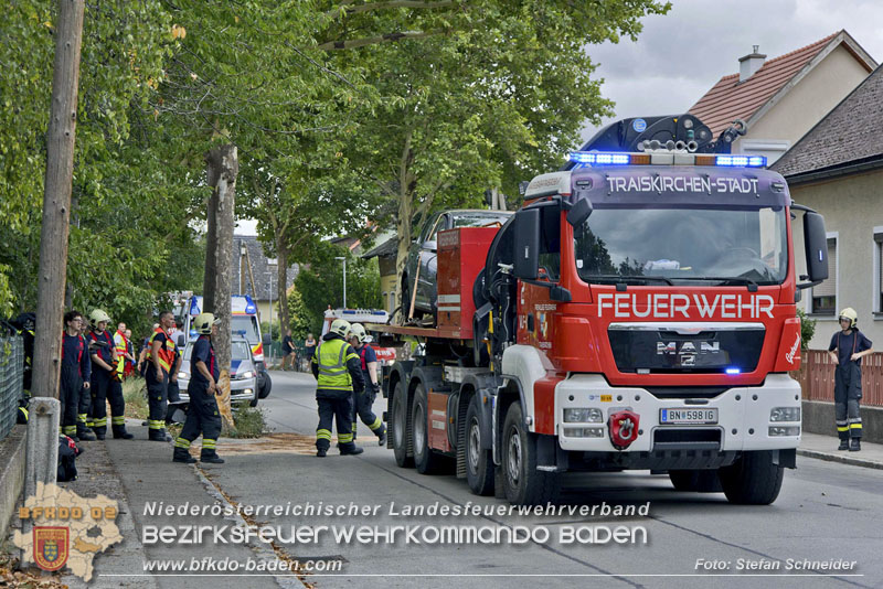 20240805_Pkw prallt in 30er Zone gegen Baum in Traiskirchen - Personenrettung    Foto: Stefan Schneider BFKDO BADEN