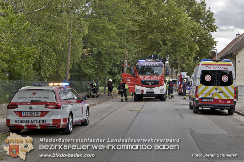 20240805_Pkw prallt in 30er Zone gegen Baum in Traiskirchen - Personenrettung    Foto: Stefan Schneider BFKDO BADEN