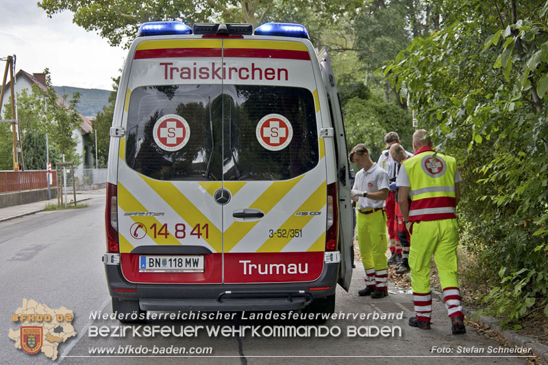 20240805_Pkw prallt in 30er Zone gegen Baum in Traiskirchen - Personenrettung    Foto: Stefan Schneider BFKDO BADEN