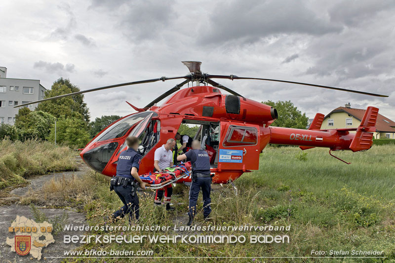20240805_Pkw prallt in 30er Zone gegen Baum in Traiskirchen - Personenrettung    Foto: Stefan Schneider BFKDO BADEN