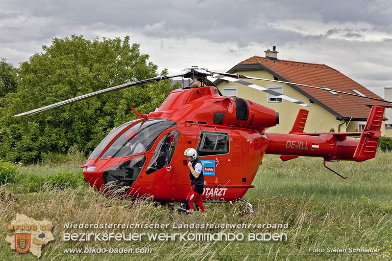 20240805_Pkw prallt in 30er Zone gegen Baum in Traiskirchen - Personenrettung    Foto: Stefan Schneider BFKDO BADEN