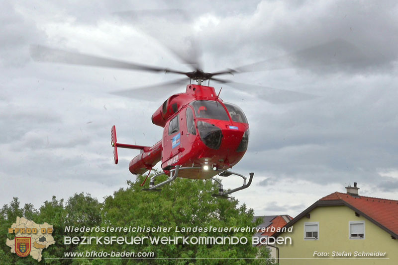 20240805_Pkw prallt in 30er Zone gegen Baum in Traiskirchen - Personenrettung    Foto: Stefan Schneider BFKDO BADEN