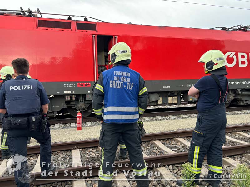 20240808_Brand einer elektrischen Lokomotive am Bahnhof Voeslau Foto: Freiwillige Feuerwehr Stadt Bad Voeslau 20240808_Brand einer elektrischen Lokomotive am Bahnhof Voeslau Foto: Freiwillige Feuerwehr Stadt Bad Voeslau