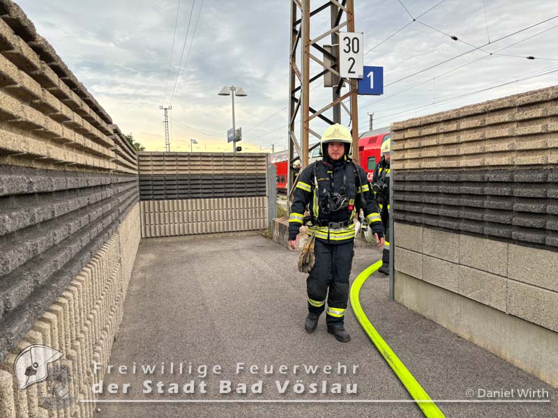 20240808_Brand einer elektrischen Lokomotive am Bahnhof Voeslau Foto: Freiwillige Feuerwehr Stadt Bad Voeslau 20240808_Brand einer elektrischen Lokomotive am Bahnhof Voeslau Foto: Freiwillige Feuerwehr Stadt Bad Voeslau