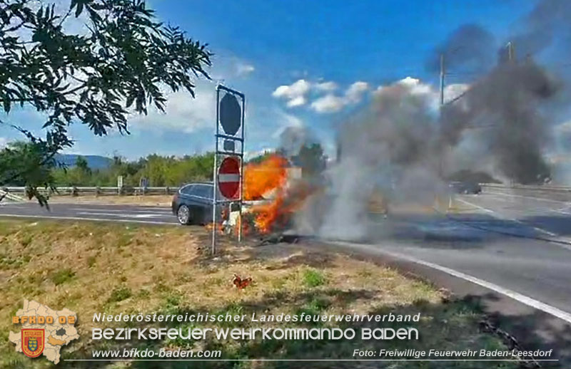 20240809_Fahrzeugbrand A2 bei Abfahrt Traiskirchen RFB Wien Foto: Stefan Wagner FF Baden-Leesdorf 20240809_Fahrzeugbrand A2 bei Abfahrt Traiskirchen RFB Wien Foto: Stefan Wagner FF Baden-Leesdorf