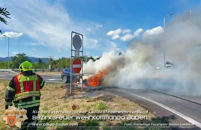 20240809_Fahrzeugbrand A2 bei Abfahrt Traiskirchen RFB Wien Foto: Stefan Wagner FF Baden-Leesdorf 20240809_Fahrzeugbrand A2 bei Abfahrt Traiskirchen RFB Wien Foto: Stefan Wagner FF Baden-Leesdorf