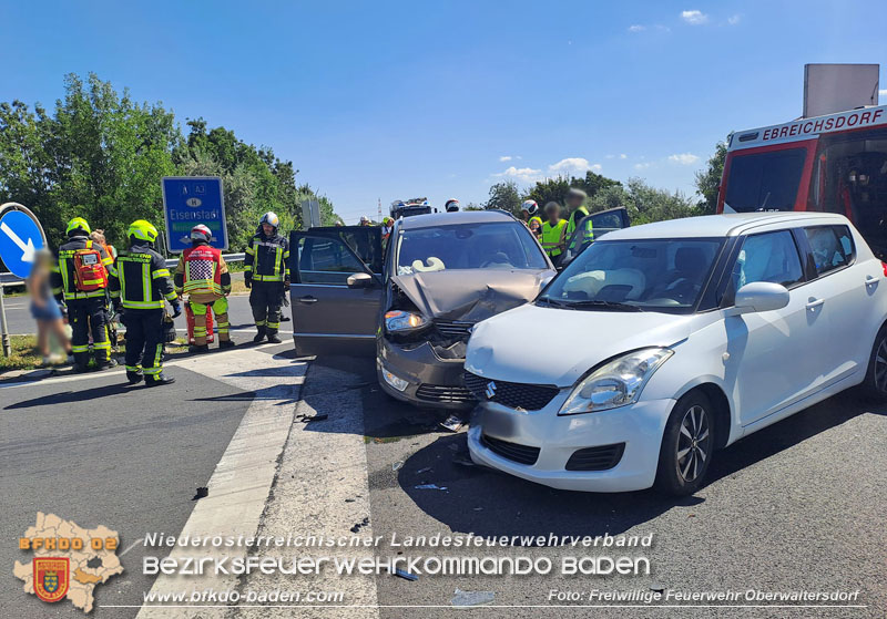 20240811_Verkehrsunfall auf der LB210 Höhe A3 Ebreichsdorf/Oberwaltersdorf  Foto: Freiwillige Feuerwehr Oberwaltersdorf