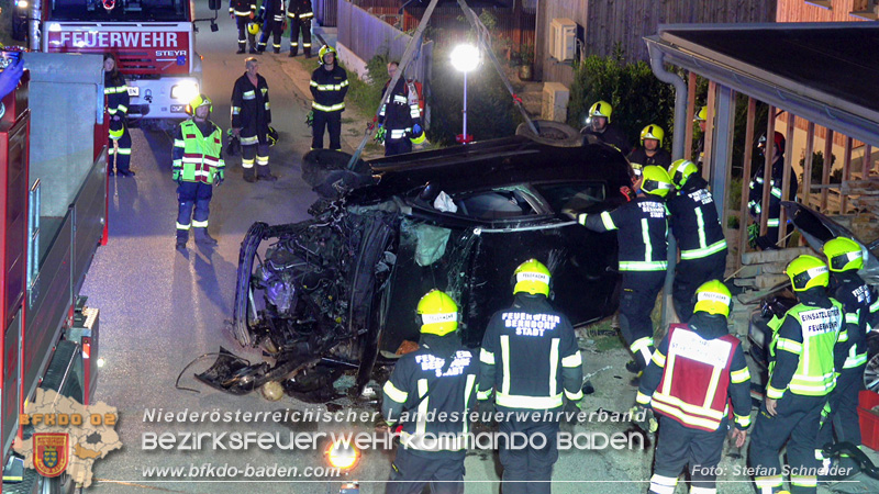 20240821_Verkehrsunfall Fahrzeugüberschlag im Ortsgebiet St.Veit a.d.Triesting   Foto: Stefan Schneider BFKDO BADEN