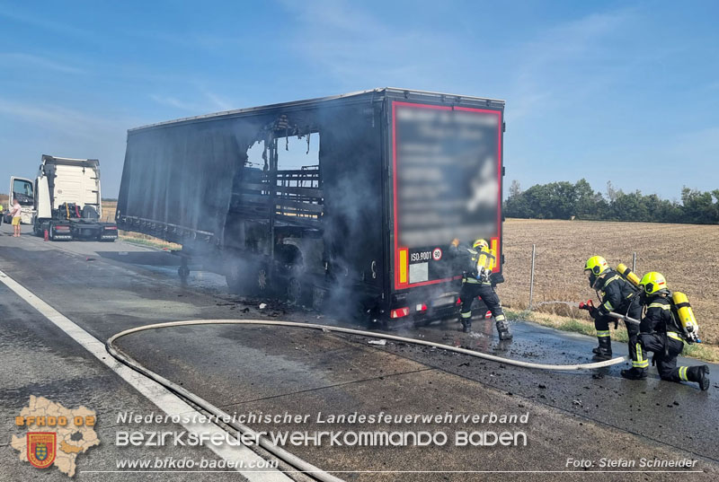 20240823_LKW-Brand auf der A2 im Gemeindegebiet Traiskirchen   Foto: Stefan Schneider BFKDO BADEN