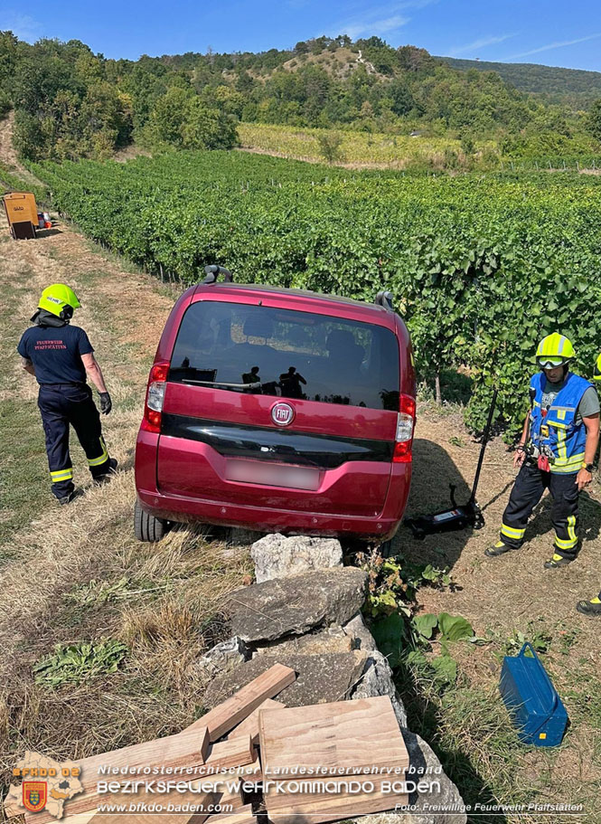 20240905_PKW sitzt auf Steinmauer auf in den Pfaffstättner Weingärten   Foto: Freiwillige Feuerwehr Pfaffstätten