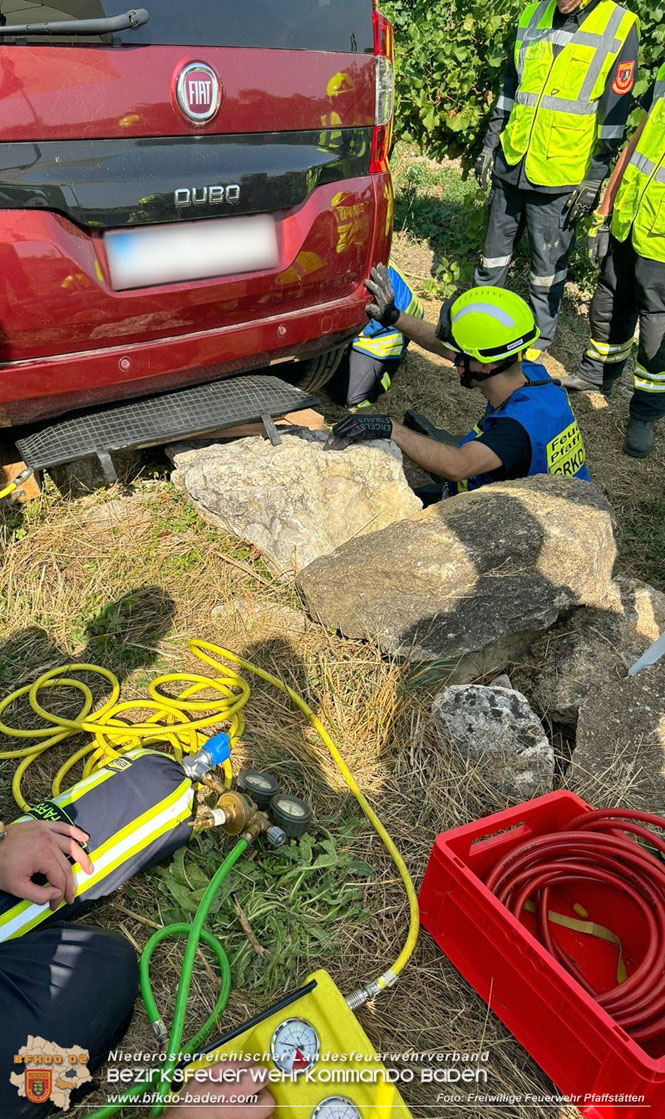20240905_PKW sitzt auf Steinmauer auf in den Pfaffstättner Weingärten   Foto: Freiwillige Feuerwehr Pfaffstätten