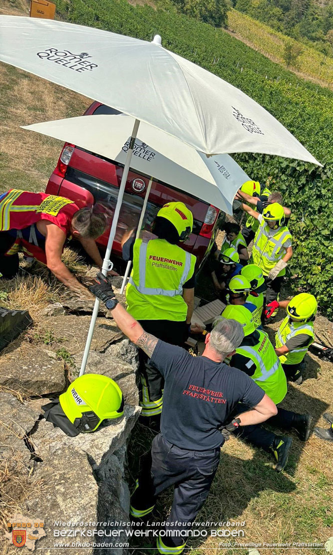 20240905_PKW sitzt auf Steinmauer auf in den Pfaffstättner Weingärten   Foto: Freiwillige Feuerwehr Pfaffstätten