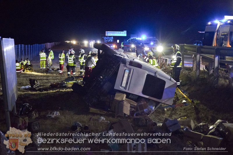 20240908_Kleinbus verunfallt auf der A2 bei Traiskirchen - acht Verletzte und ein Todesopfer Foto: Stefan Schneider BFKDO BADEN 20240908_Kleinbus verunfallt auf der A2 bei Traiskirchen - acht Verletzte und ein Todesopfer Foto: Stefan Schneider BFKDO BADEN