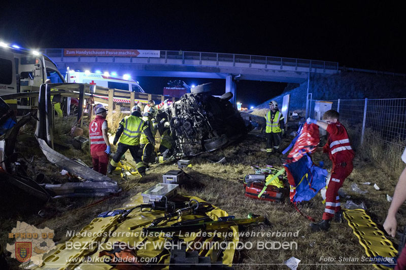 20240908_Kleinbus verunfallt auf der A2 bei Traiskirchen - acht Verletzte und ein Todesopfer Foto: Stefan Schneider BFKDO BADEN 20240908_Kleinbus verunfallt auf der A2 bei Traiskirchen - acht Verletzte und ein Todesopfer Foto: Stefan Schneider BFKDO BADEN
