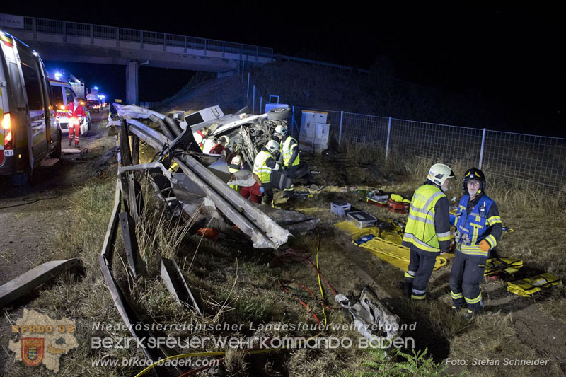 20240908_Kleinbus verunfallt auf der A2 bei Traiskirchen - acht Verletzte und ein Todesopfer Foto: Stefan Schneider BFKDO BADEN 20240908_Kleinbus verunfallt auf der A2 bei Traiskirchen - acht Verletzte und ein Todesopfer Foto: Stefan Schneider BFKDO BADEN