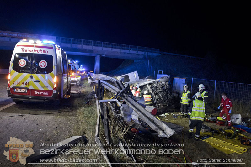20240908_Kleinbus verunfallt auf der A2 bei Traiskirchen - acht Verletzte und ein Todesopfer Foto: Stefan Schneider BFKDO BADEN 20240908_Kleinbus verunfallt auf der A2 bei Traiskirchen - acht Verletzte und ein Todesopfer Foto: Stefan Schneider BFKDO BADEN