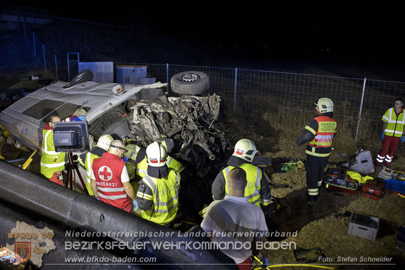 20240908_Kleinbus verunfallt auf der A2 bei Traiskirchen - acht Verletzte und ein Todesopfer Foto: Stefan Schneider BFKDO BADEN 20240908_Kleinbus verunfallt auf der A2 bei Traiskirchen - acht Verletzte und ein Todesopfer Foto: Stefan Schneider BFKDO BADEN