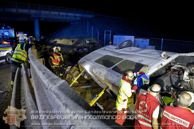 20240908_Kleinbus verunfallt auf der A2 bei Traiskirchen - acht Verletzte und ein Todesopfer Foto: Stefan Schneider BFKDO BADEN 20240908_Kleinbus verunfallt auf der A2 bei Traiskirchen - acht Verletzte und ein Todesopfer Foto: Stefan Schneider BFKDO BADEN