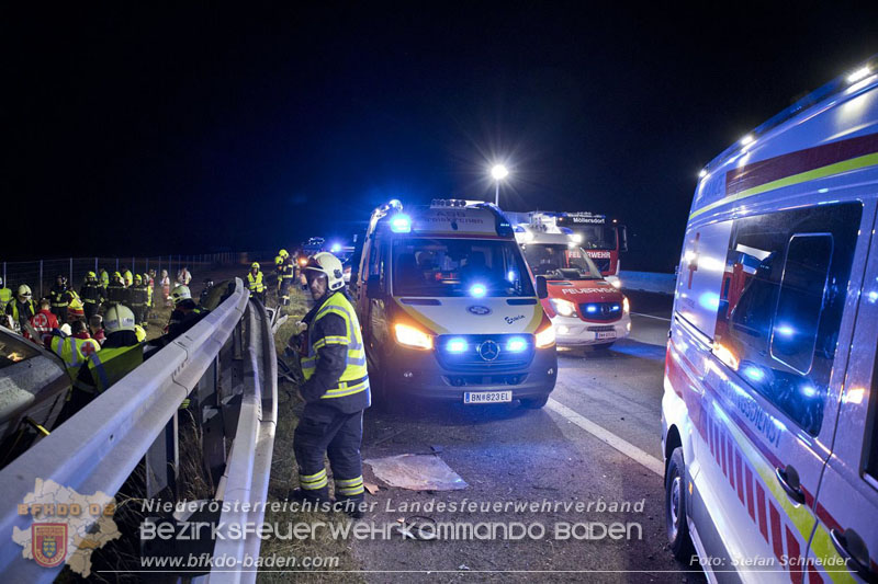 20240908_Kleinbus verunfallt auf der A2 bei Traiskirchen - acht Verletzte und ein Todesopfer Foto: Stefan Schneider BFKDO BADEN 20240908_Kleinbus verunfallt auf der A2 bei Traiskirchen - acht Verletzte und ein Todesopfer Foto: Stefan Schneider BFKDO BADEN