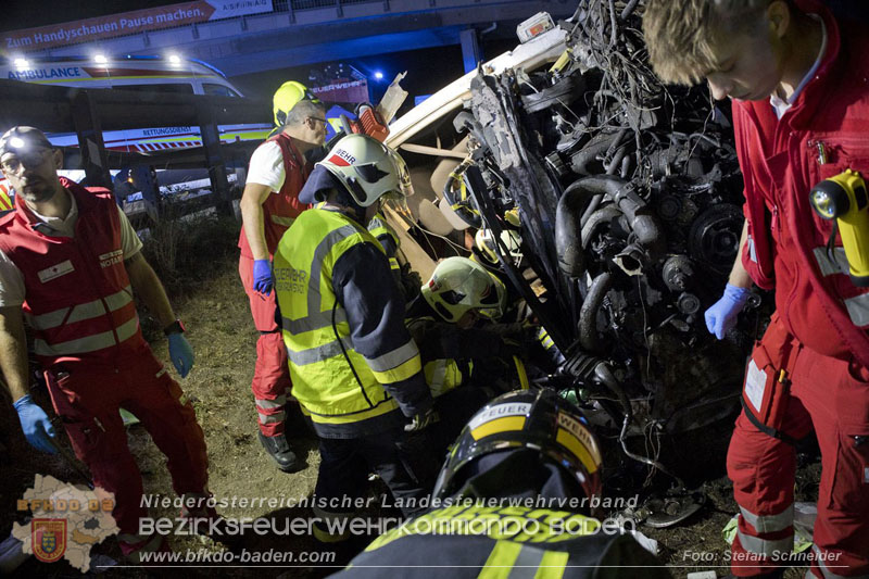 20240908_Kleinbus verunfallt auf der A2 bei Traiskirchen - acht Verletzte und ein Todesopfer Foto: Stefan Schneider BFKDO BADEN 20240908_Kleinbus verunfallt auf der A2 bei Traiskirchen - acht Verletzte und ein Todesopfer Foto: Stefan Schneider BFKDO BADEN
