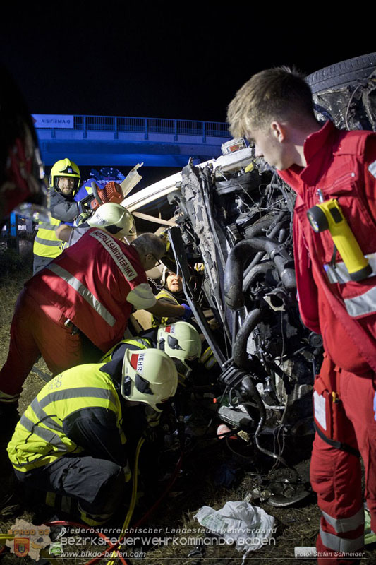 20240908_Kleinbus verunfallt auf der A2 bei Traiskirchen - acht Verletzte und ein Todesopfer Foto: Stefan Schneider BFKDO BADEN 20240908_Kleinbus verunfallt auf der A2 bei Traiskirchen - acht Verletzte und ein Todesopfer Foto: Stefan Schneider BFKDO BADEN
