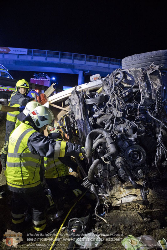 20240908_Kleinbus verunfallt auf der A2 bei Traiskirchen - acht Verletzte und ein Todesopfer Foto: Stefan Schneider BFKDO BADEN 20240908_Kleinbus verunfallt auf der A2 bei Traiskirchen - acht Verletzte und ein Todesopfer Foto: Stefan Schneider BFKDO BADEN