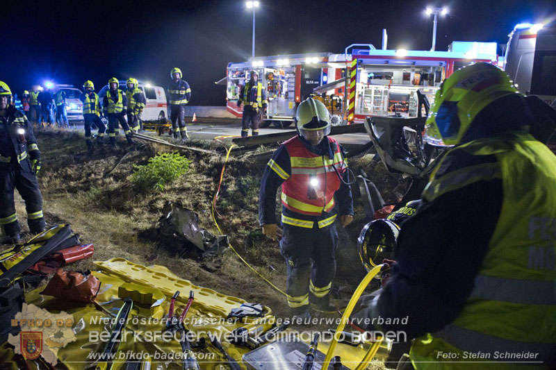 20240908_Kleinbus verunfallt auf der A2 bei Traiskirchen - acht Verletzte und ein Todesopfer Foto: Stefan Schneider BFKDO BADEN 20240908_Kleinbus verunfallt auf der A2 bei Traiskirchen - acht Verletzte und ein Todesopfer Foto: Stefan Schneider BFKDO BADEN