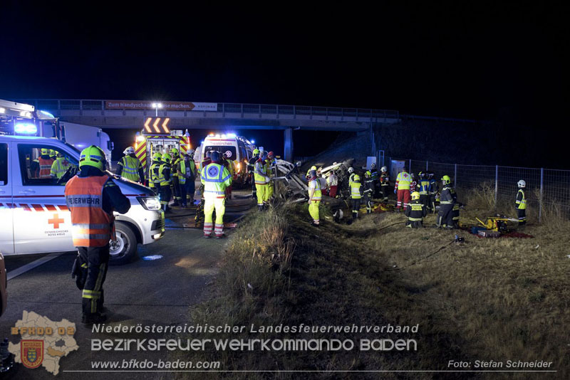 20240908_Kleinbus verunfallt auf der A2 bei Traiskirchen - acht Verletzte und ein Todesopfer Foto: Stefan Schneider BFKDO BADEN 20240908_Kleinbus verunfallt auf der A2 bei Traiskirchen - acht Verletzte und ein Todesopfer Foto: Stefan Schneider BFKDO BADEN