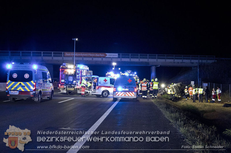 20240908_Kleinbus verunfallt auf der A2 bei Traiskirchen - acht Verletzte und ein Todesopfer Foto: Stefan Schneider BFKDO BADEN 20240908_Kleinbus verunfallt auf der A2 bei Traiskirchen - acht Verletzte und ein Todesopfer Foto: Stefan Schneider BFKDO BADEN