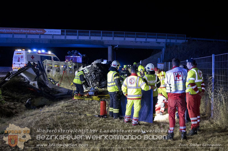 20240908_Kleinbus verunfallt auf der A2 bei Traiskirchen - acht Verletzte und ein Todesopfer Foto: Stefan Schneider BFKDO BADEN 20240908_Kleinbus verunfallt auf der A2 bei Traiskirchen - acht Verletzte und ein Todesopfer Foto: Stefan Schneider BFKDO BADEN