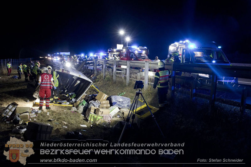 20240908_Kleinbus verunfallt auf der A2 bei Traiskirchen - acht Verletzte und ein Todesopfer Foto: Stefan Schneider BFKDO BADEN 20240908_Kleinbus verunfallt auf der A2 bei Traiskirchen - acht Verletzte und ein Todesopfer Foto: Stefan Schneider BFKDO BADEN