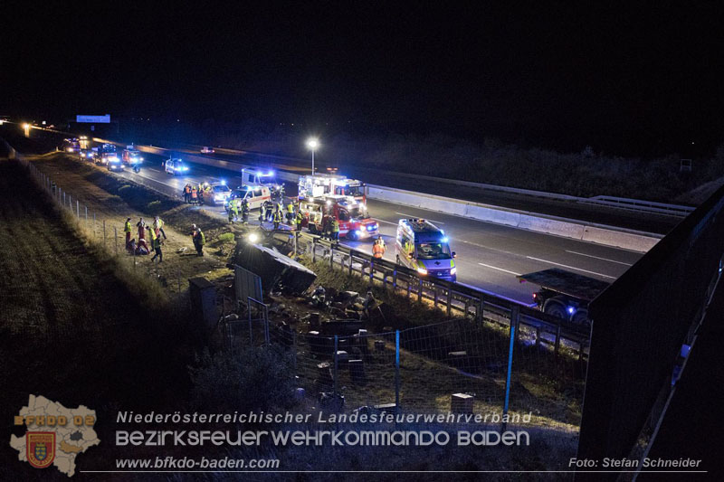 20240908_Kleinbus verunfallt auf der A2 bei Traiskirchen - acht Verletzte und ein Todesopfer Foto: Stefan Schneider BFKDO BADEN 20240908_Kleinbus verunfallt auf der A2 bei Traiskirchen - acht Verletzte und ein Todesopfer Foto: Stefan Schneider BFKDO BADEN