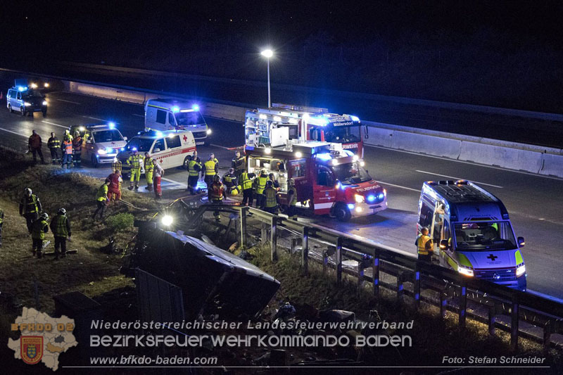 20240908_Kleinbus verunfallt auf der A2 bei Traiskirchen - acht Verletzte und ein Todesopfer Foto: Stefan Schneider BFKDO BADEN 20240908_Kleinbus verunfallt auf der A2 bei Traiskirchen - acht Verletzte und ein Todesopfer Foto: Stefan Schneider BFKDO BADEN