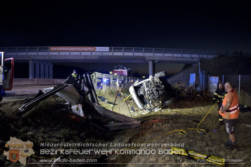 20240908_Kleinbus verunfallt auf der A2 bei Traiskirchen - acht Verletzte und ein Todesopfer Foto: Stefan Schneider BFKDO BADEN 20240908_Kleinbus verunfallt auf der A2 bei Traiskirchen - acht Verletzte und ein Todesopfer Foto: Stefan Schneider BFKDO BADEN