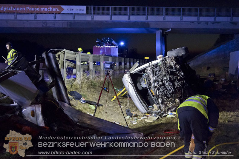 20240908_Kleinbus verunfallt auf der A2 bei Traiskirchen - acht Verletzte und ein Todesopfer Foto: Stefan Schneider BFKDO BADEN 20240908_Kleinbus verunfallt auf der A2 bei Traiskirchen - acht Verletzte und ein Todesopfer Foto: Stefan Schneider BFKDO BADEN
