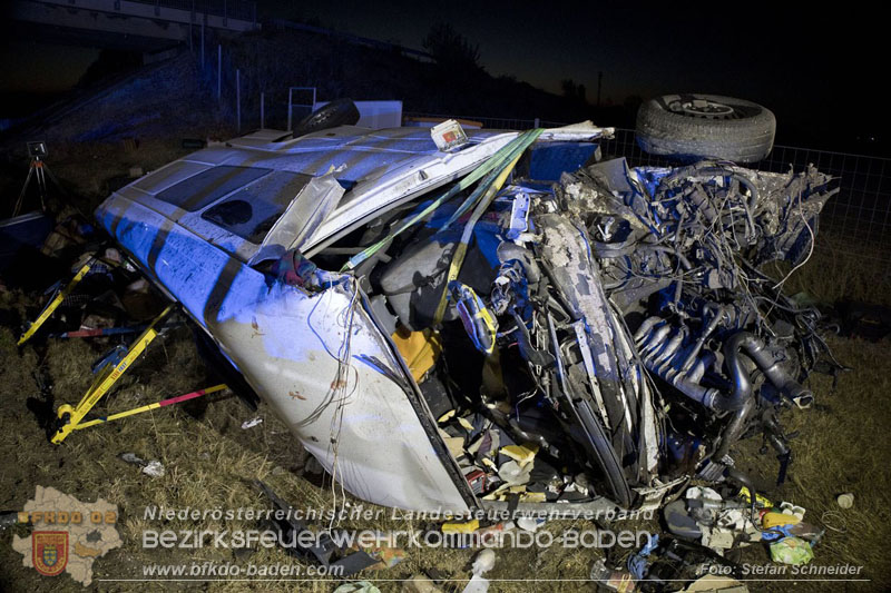 20240908_Kleinbus verunfallt auf der A2 bei Traiskirchen - acht Verletzte und ein Todesopfer Foto: Stefan Schneider BFKDO BADEN 20240908_Kleinbus verunfallt auf der A2 bei Traiskirchen - acht Verletzte und ein Todesopfer Foto: Stefan Schneider BFKDO BADEN