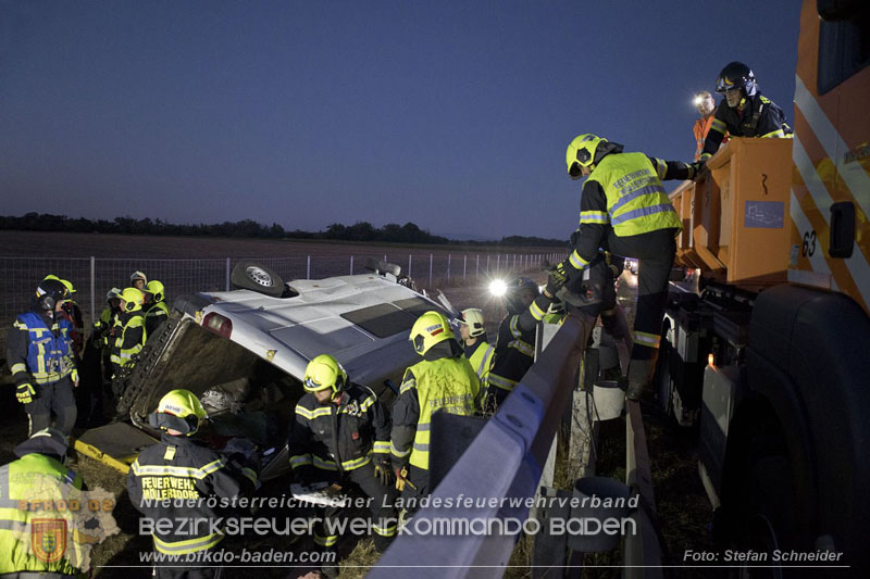 20240908_Kleinbus verunfallt auf der A2 bei Traiskirchen - acht Verletzte und ein Todesopfer Foto: Stefan Schneider BFKDO BADEN 20240908_Kleinbus verunfallt auf der A2 bei Traiskirchen - acht Verletzte und ein Todesopfer Foto: Stefan Schneider BFKDO BADEN