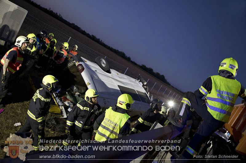 20240908_Kleinbus verunfallt auf der A2 bei Traiskirchen - acht Verletzte und ein Todesopfer Foto: Stefan Schneider BFKDO BADEN 20240908_Kleinbus verunfallt auf der A2 bei Traiskirchen - acht Verletzte und ein Todesopfer Foto: Stefan Schneider BFKDO BADEN