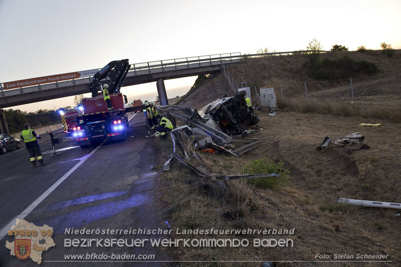 20240908_Kleinbus verunfallt auf der A2 bei Traiskirchen - acht Verletzte und ein Todesopfer Foto: Stefan Schneider BFKDO BADEN 20240908_Kleinbus verunfallt auf der A2 bei Traiskirchen - acht Verletzte und ein Todesopfer Foto: Stefan Schneider BFKDO BADEN