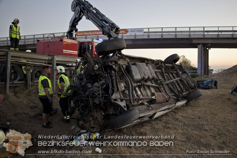 20240908_Kleinbus verunfallt auf der A2 bei Traiskirchen - acht Verletzte und ein Todesopfer Foto: Stefan Schneider BFKDO BADEN 20240908_Kleinbus verunfallt auf der A2 bei Traiskirchen - acht Verletzte und ein Todesopfer Foto: Stefan Schneider BFKDO BADEN
