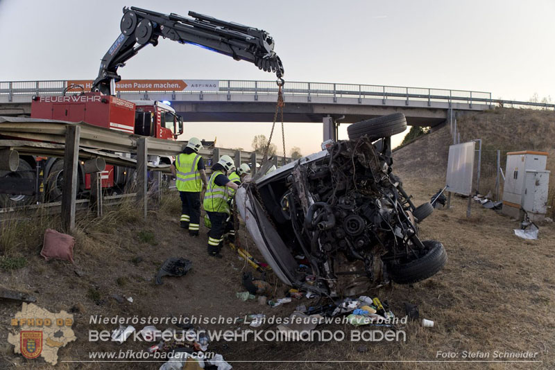 20240908_Kleinbus verunfallt auf der A2 bei Traiskirchen - acht Verletzte und ein Todesopfer Foto: Stefan Schneider BFKDO BADEN 20240908_Kleinbus verunfallt auf der A2 bei Traiskirchen - acht Verletzte und ein Todesopfer Foto: Stefan Schneider BFKDO BADEN