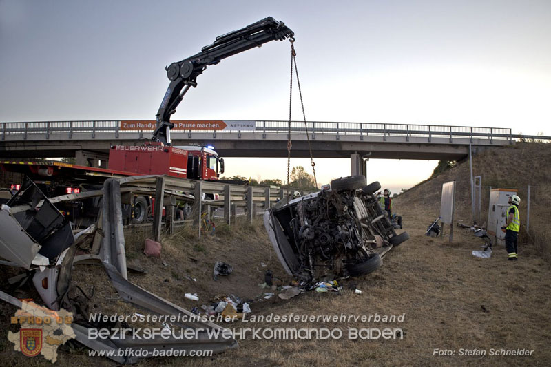 20240908_Kleinbus verunfallt auf der A2 bei Traiskirchen - acht Verletzte und ein Todesopfer Foto: Stefan Schneider BFKDO BADEN 20240908_Kleinbus verunfallt auf der A2 bei Traiskirchen - acht Verletzte und ein Todesopfer Foto: Stefan Schneider BFKDO BADEN