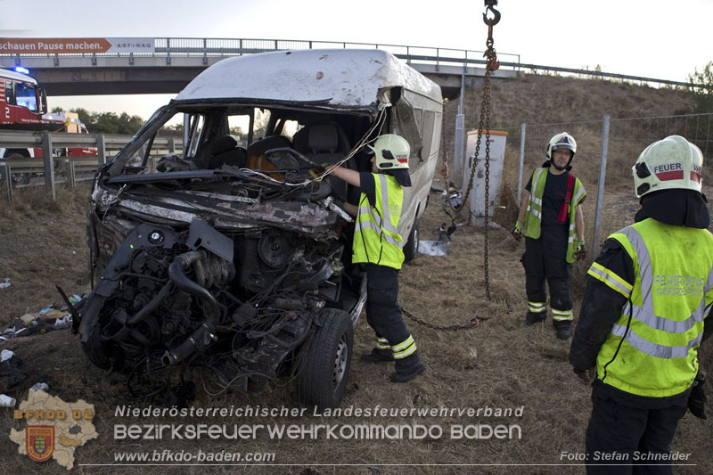 20240908_Kleinbus verunfallt auf der A2 bei Traiskirchen - acht Verletzte und ein Todesopfer Foto: Stefan Schneider BFKDO BADEN 20240908_Kleinbus verunfallt auf der A2 bei Traiskirchen - acht Verletzte und ein Todesopfer Foto: Stefan Schneider BFKDO BADEN