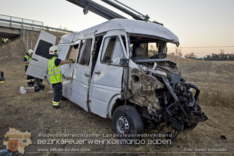 20240908_Kleinbus verunfallt auf der A2 bei Traiskirchen - acht Verletzte und ein Todesopfer Foto: Stefan Schneider BFKDO BADEN 20240908_Kleinbus verunfallt auf der A2 bei Traiskirchen - acht Verletzte und ein Todesopfer Foto: Stefan Schneider BFKDO BADEN