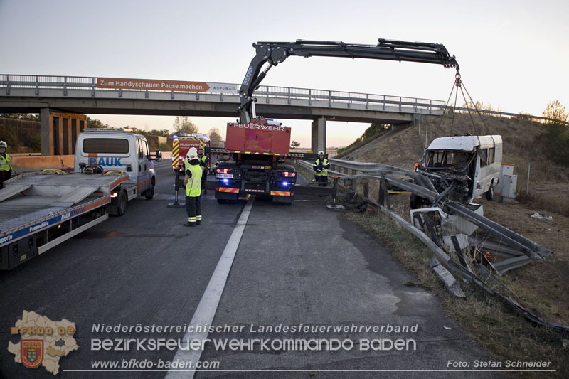 20240908_Kleinbus verunfallt auf der A2 bei Traiskirchen - acht Verletzte und ein Todesopfer Foto: Stefan Schneider BFKDO BADEN 20240908_Kleinbus verunfallt auf der A2 bei Traiskirchen - acht Verletzte und ein Todesopfer Foto: Stefan Schneider BFKDO BADEN