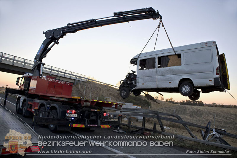 20240908_Kleinbus verunfallt auf der A2 bei Traiskirchen - acht Verletzte und ein Todesopfer Foto: Stefan Schneider BFKDO BADEN 20240908_Kleinbus verunfallt auf der A2 bei Traiskirchen - acht Verletzte und ein Todesopfer Foto: Stefan Schneider BFKDO BADEN